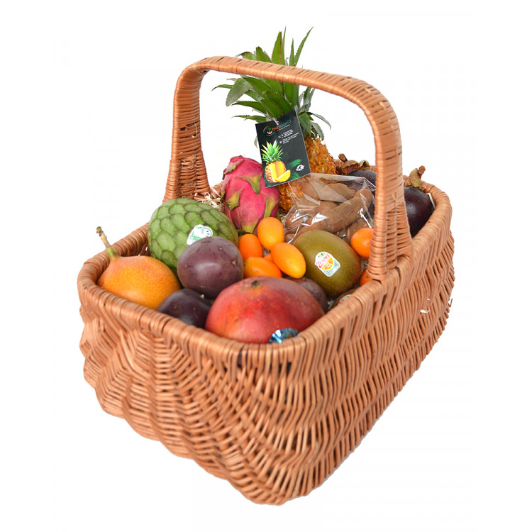 Набор экзотических фруктов в корзине